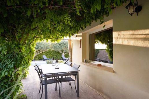 Lourmarin. Beautiful villa for sale with swimming pool located in a residential area