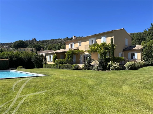 Exquisite Property on the Outskirts of a Hilltop Village in Luberon