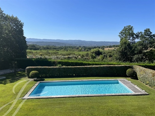 Exquisite Property on the Outskirts of a Hilltop Village in Luberon