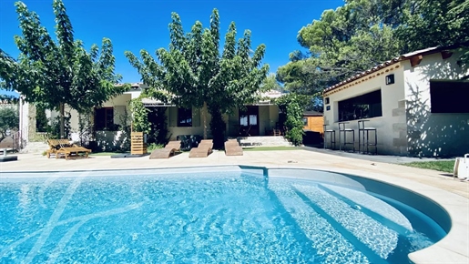Lourmarin Belle villa de plain pied à vendre sur terrain clos de 1169 m2 avec piscine.