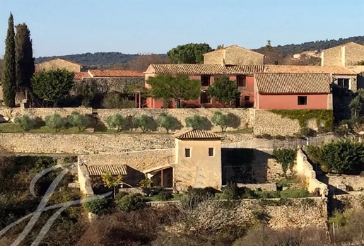 Village house with view of Gordes
