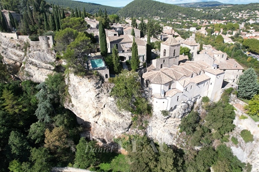 Vaison-La-Romaine – A character property with a garden enjoying a superb view