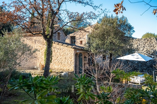 Ménerbes – A 17th century property enjoying a view