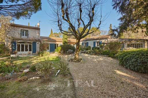 Saint-Rémy-De-Provence - A charming property with annexes