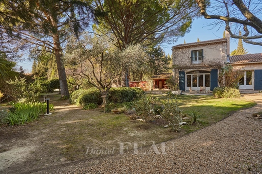 Saint-Rémy-De-Provence - A charming property with annexes