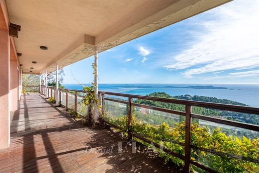 Carqueiranne – An architect-designed villa commanding a sea view