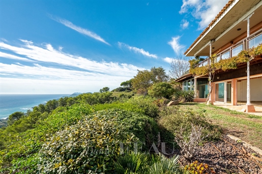 Carqueiranne – An architect-designed villa commanding a sea view