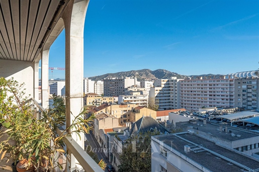 Marseille 8th District – A 5-bed family apartment with a terrace