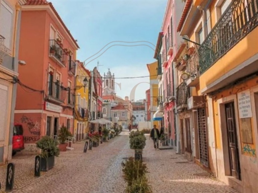 Building in Setúbal's Historic Center - Approved Project for Shop and 3 Apartments