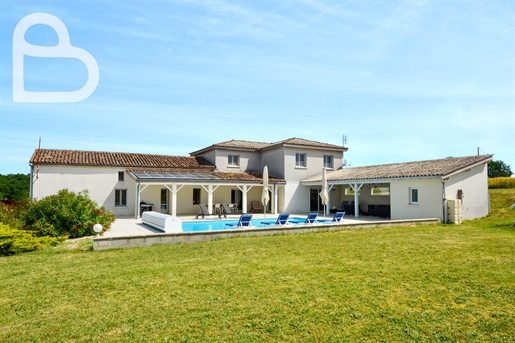 Spacious house with 6 bedrooms, covered terraces and pool