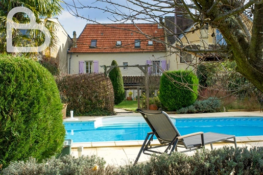 Maison de village rénovée avec beau jardin et piscine
