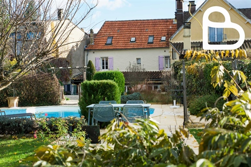 Maison de village rénovée avec beau jardin et piscine