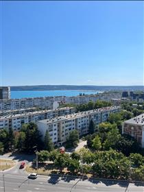 Panoramatický štvorizbový byt vo Varne-Bulharsku, región Briz.
