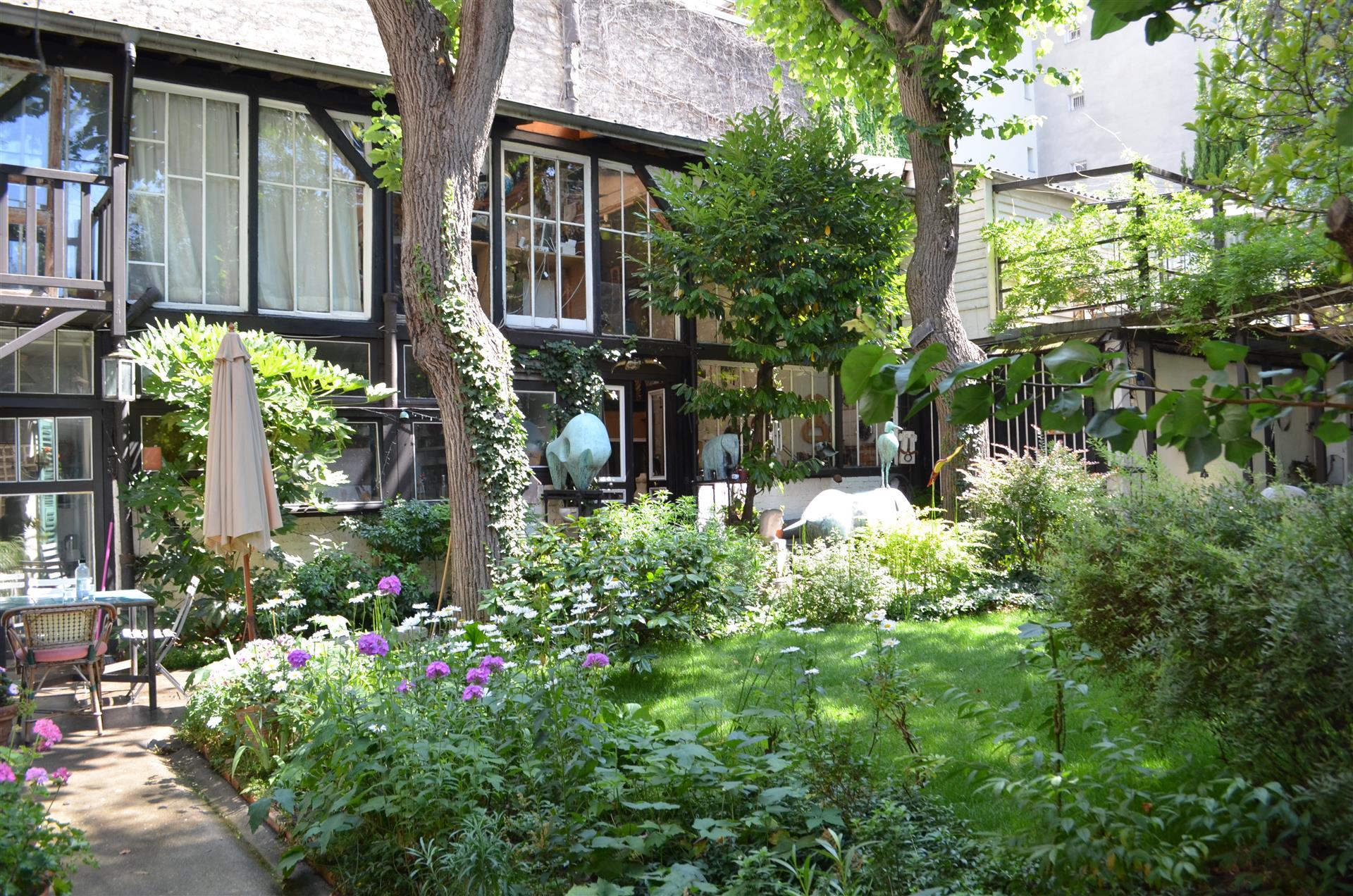 Haus und Werkstatt im Grünen