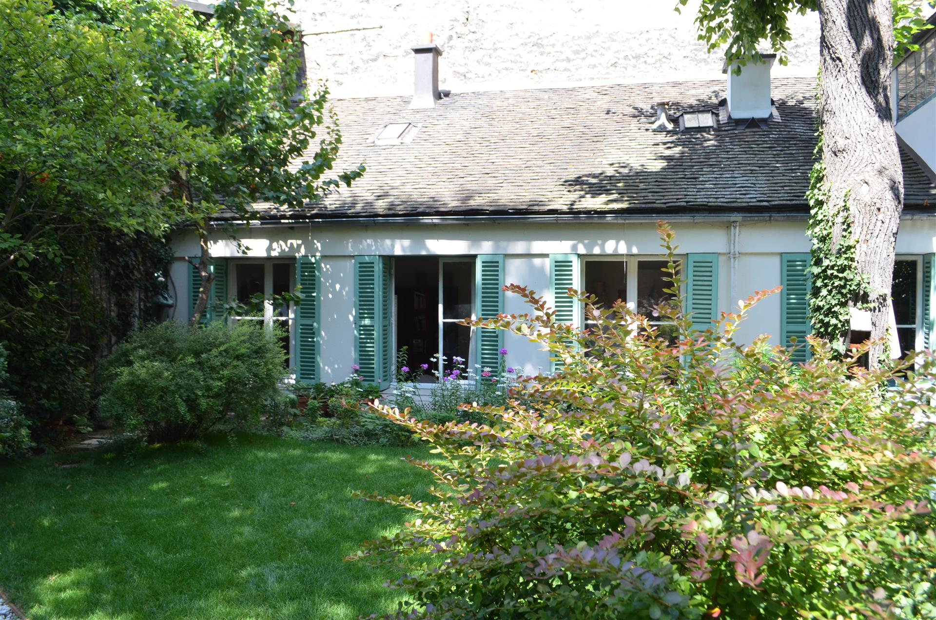 Haus und Werkstatt im Grünen