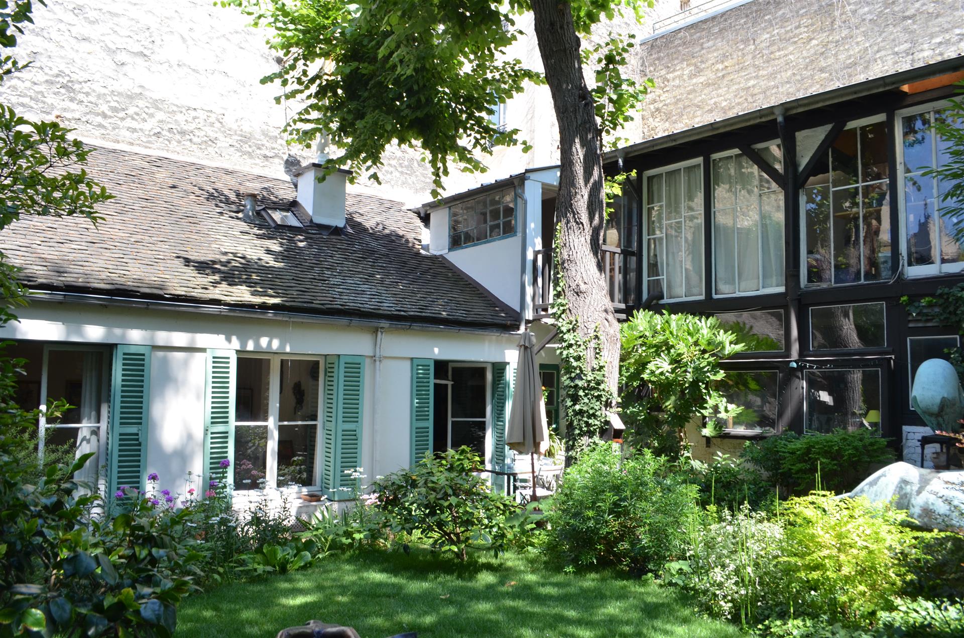 Haus und Werkstatt im Grünen