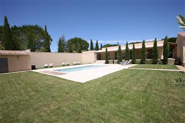Charming single-storey property located in the town of Uzès in a sought after area