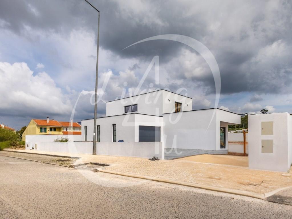 Moradia T4 Nova com Jardim Espaçoso - Perto da Cidade, em Zona Tranquila