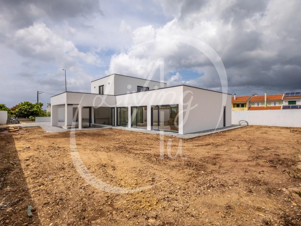 Moradia T4 Nova com Jardim Espaçoso - Perto da Cidade, em Zona Tranquila