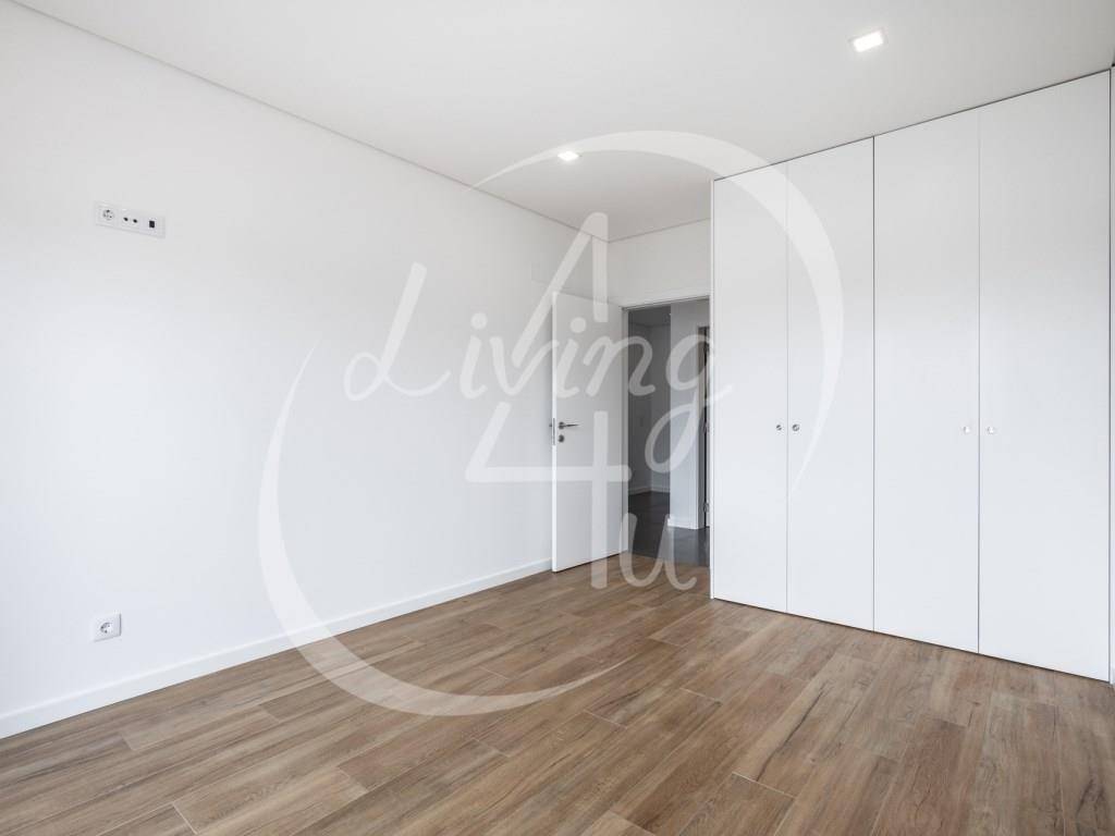 Moradia T4 Nova com Jardim Espaçoso - Perto da Cidade, em Zona Tranquila