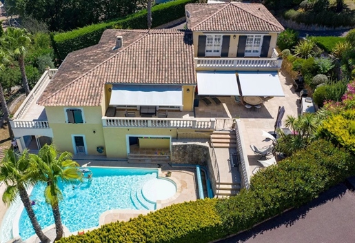 203 m² große Villa mit beheiztem Pool und angelegtem Grundstück
