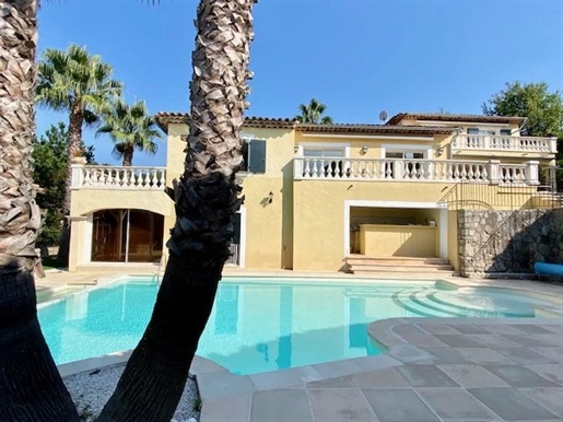 203 m² große Villa mit beheiztem Pool und angelegtem Grundstück