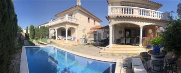 Investment two spacious houses with pool in Carmenço