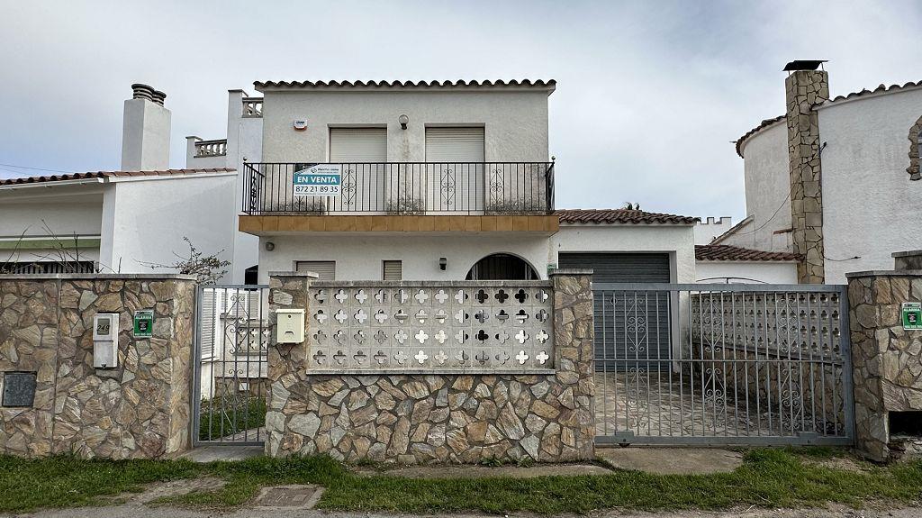 Opportunity!! House for sale in Montgri with many possibilities.