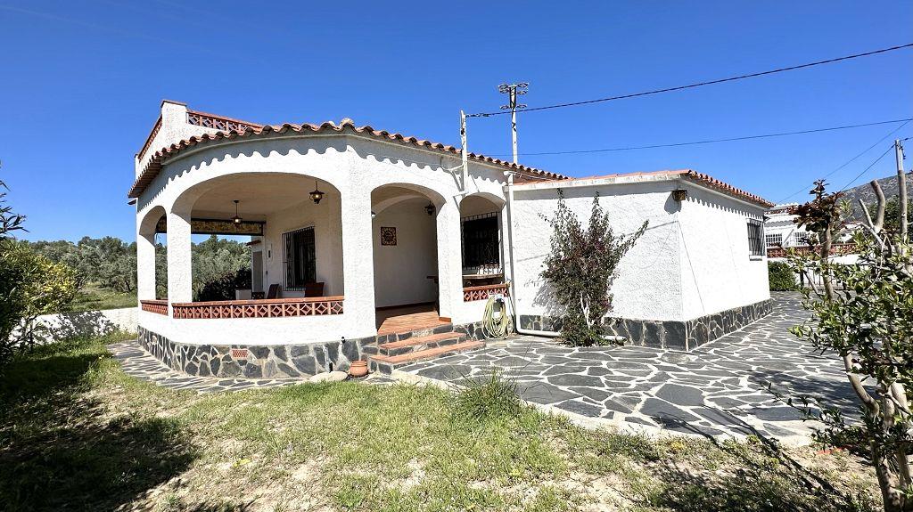 Mas Busca - Rosas - Single-story house with garden, terrace and garage.