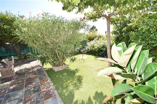 Inglés: Roses - Santa Margarita: Ground floor apartment with private garden and communal pool for sa