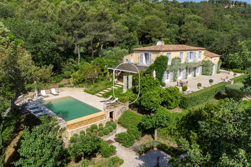 Villa zum Verkauf mit Schwimmbecken in der Landschaft von Gassin
