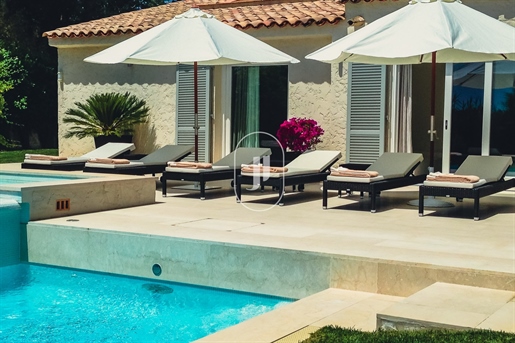 Prachtige moderne villa aan het strand te koop in Saint Tropez
