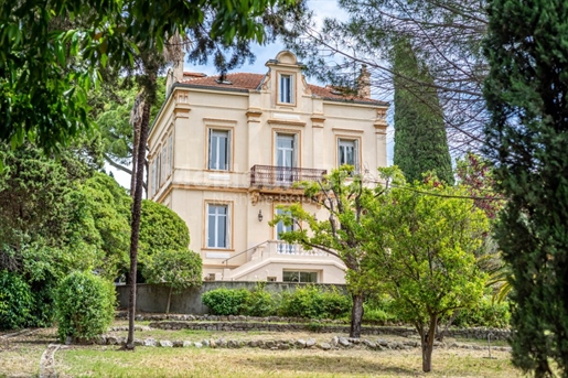 Cannes Montrose, Belle Epoque villa of more than 450 M2 on 2240 M2 of land