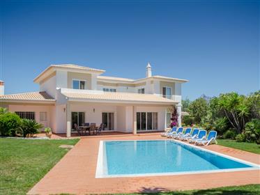4 Bed Detached Villa with Heated Pool & Sea Views