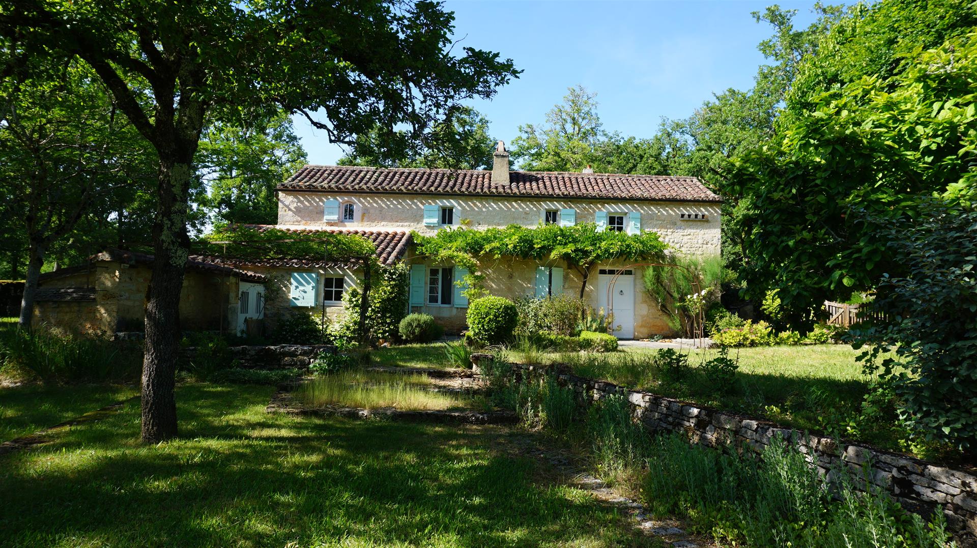 Beautiful rural property with outbuildings and 7 hectares of land