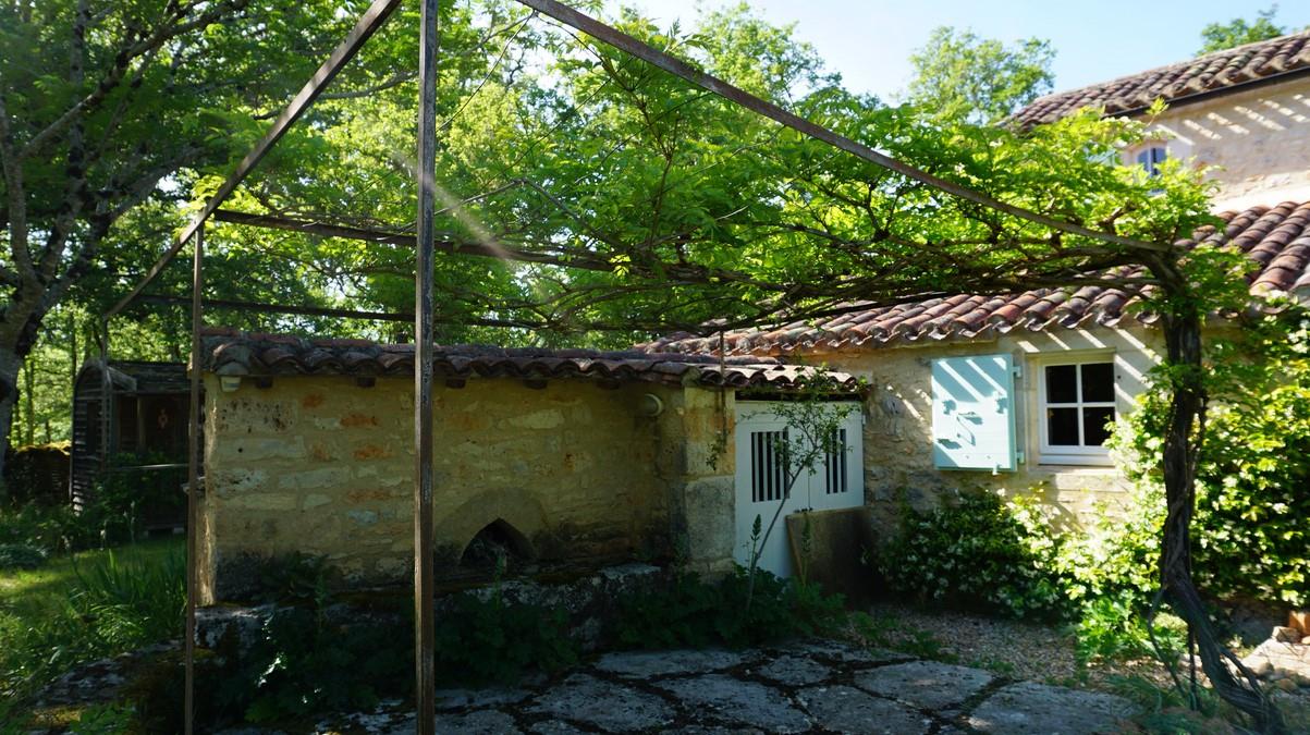 Beautiful rural property with outbuildings and 7 hectares of land