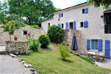 Quercy stone house with outbuildings, guest rooms and swimming pool
