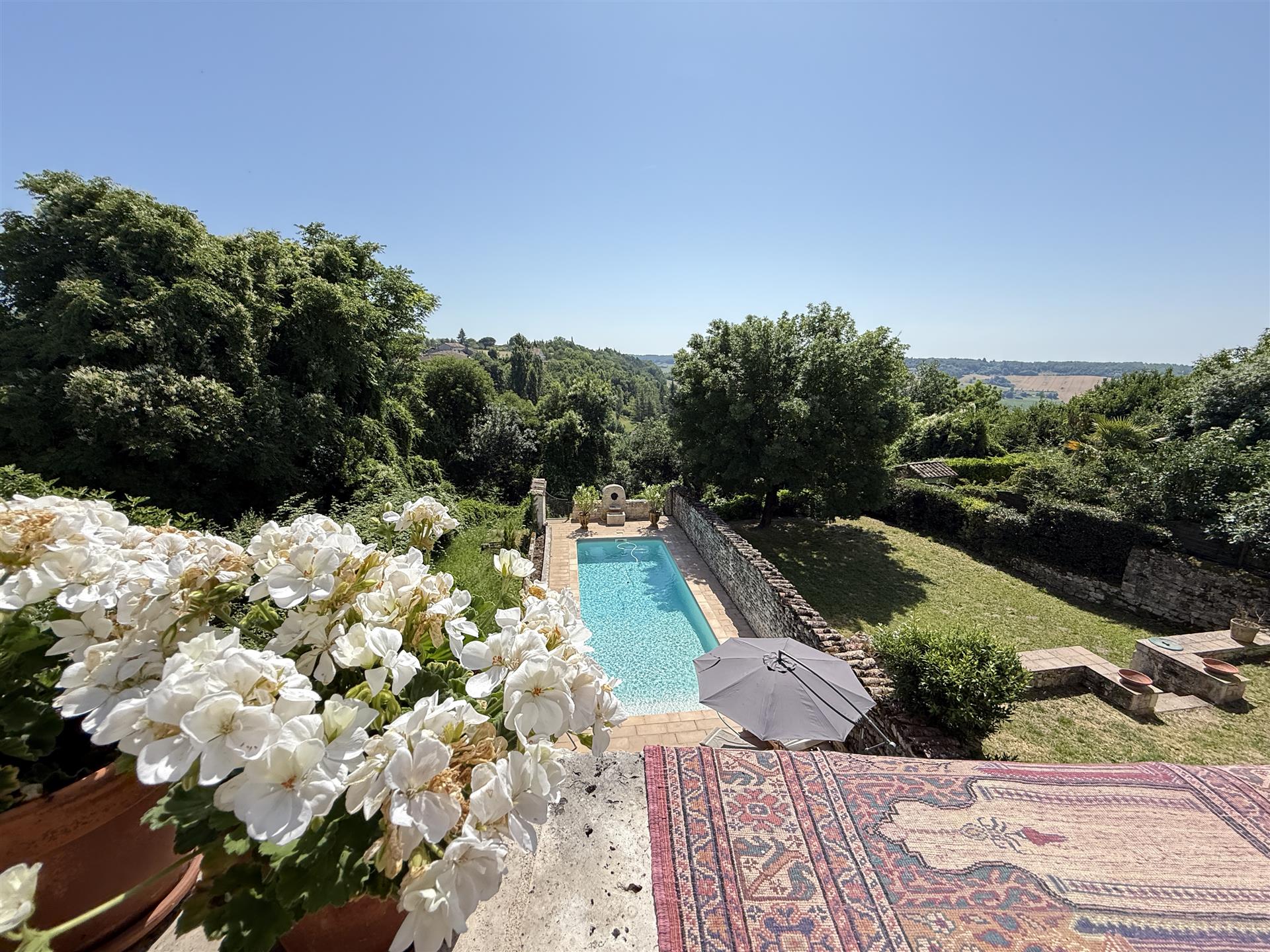 Residence of character dating from the fourteenth century located in the heart of a charming village