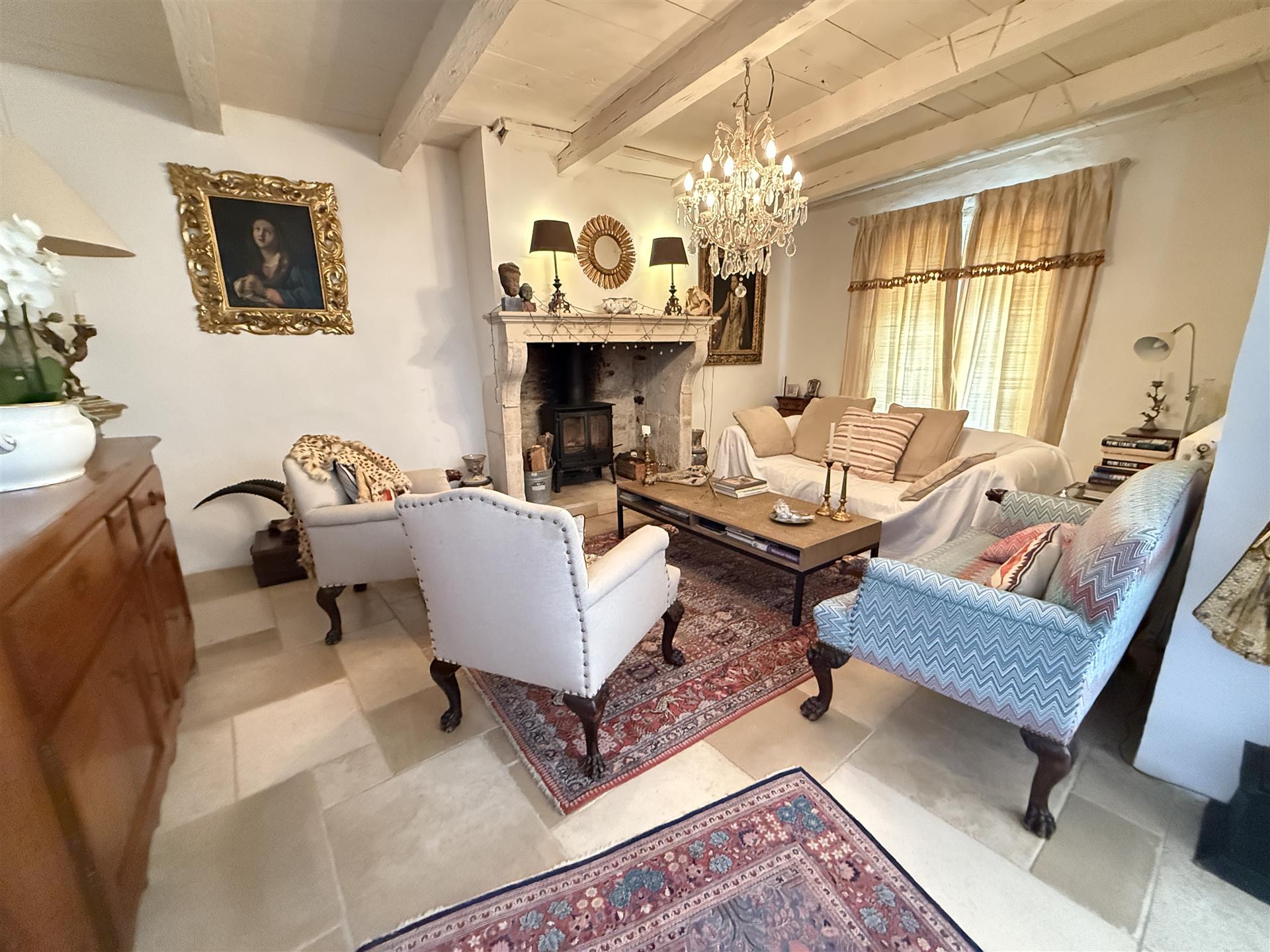 Residence of character dating from the fourteenth century located in the heart of a charming village