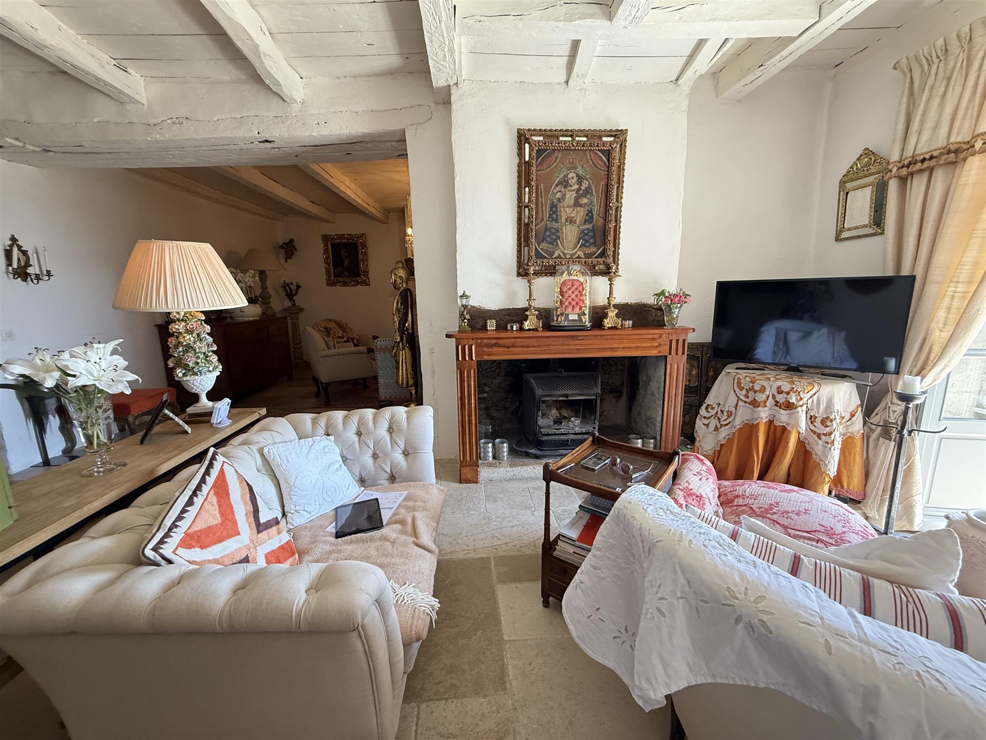 Residence of character dating from the fourteenth century located in the heart of a charming village