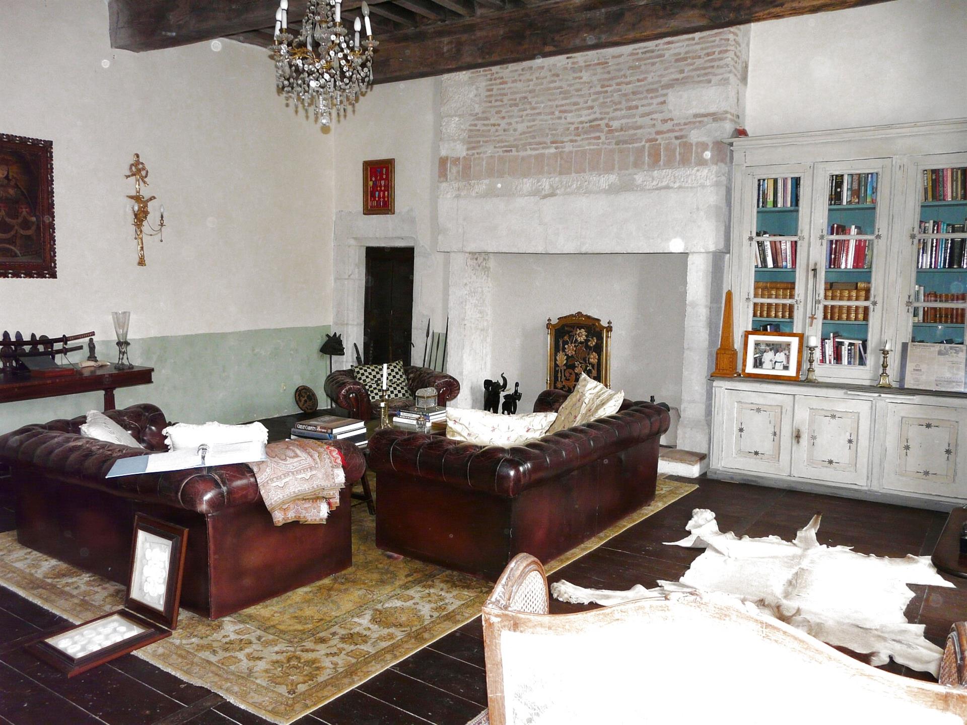 Residence of character dating from the fourteenth century located in the heart of a charming village