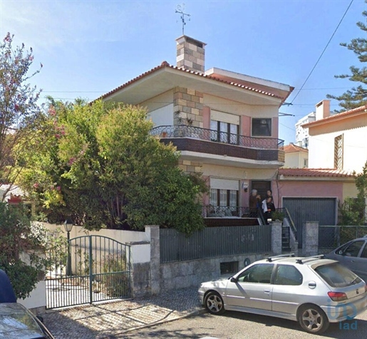 House with 5 Rooms in Lisboa with 235,00 m²