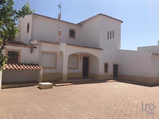 House with 5 Rooms in Faro with 460,00 m²