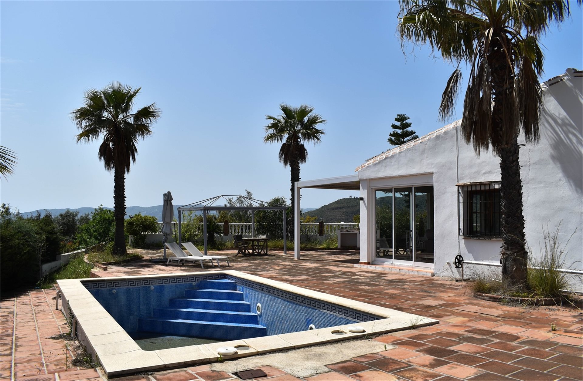Einfache Landvilla mit Pool