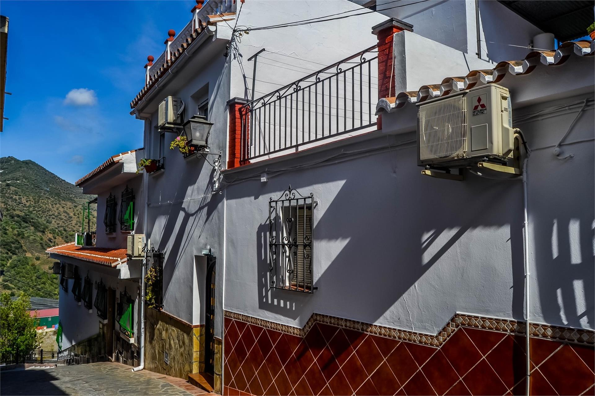 Village house with roof terrace!