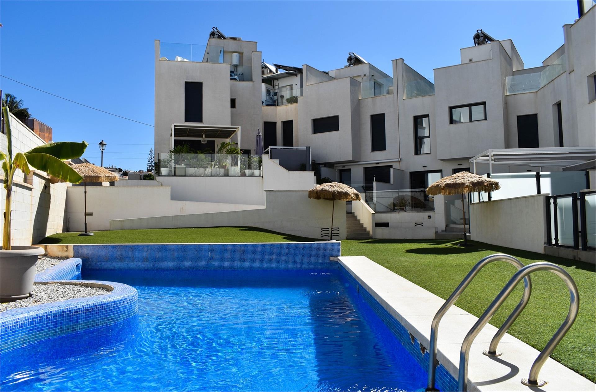 Townhouse, pool, 100 m to the beach