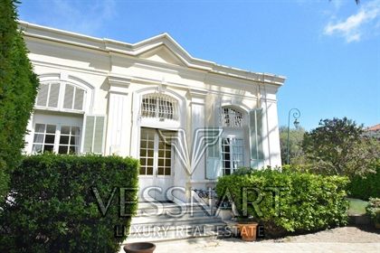 Villa with great potential in a gated domain near the beaches