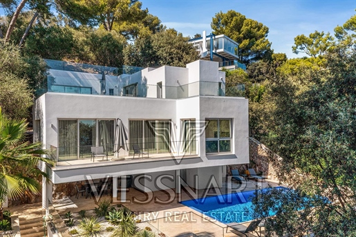 New villa in a prestigious location with sea views