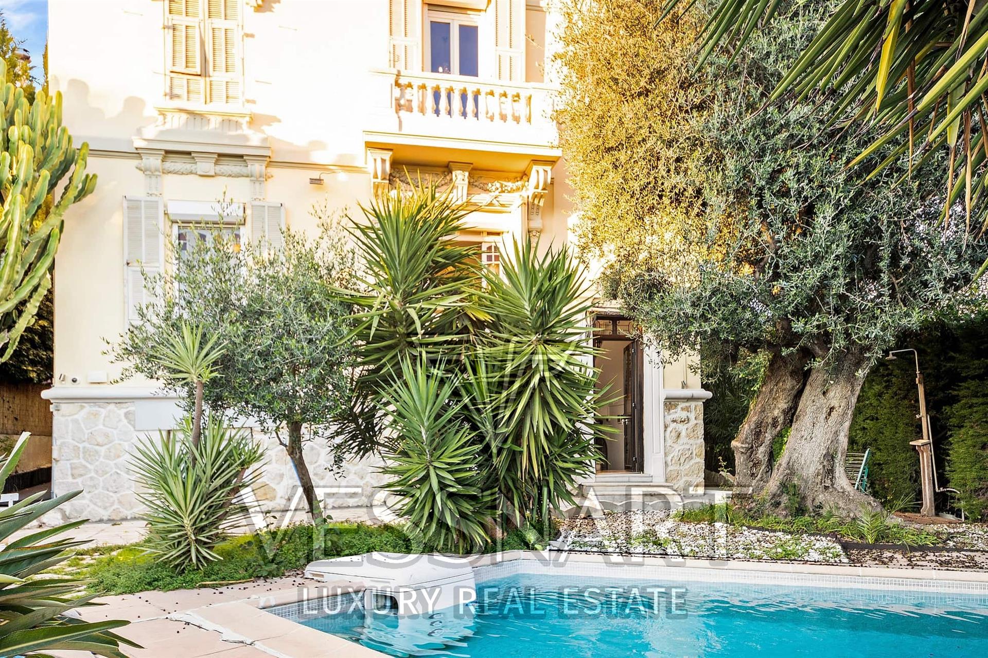 Splendid mansion on 3 floors with open views