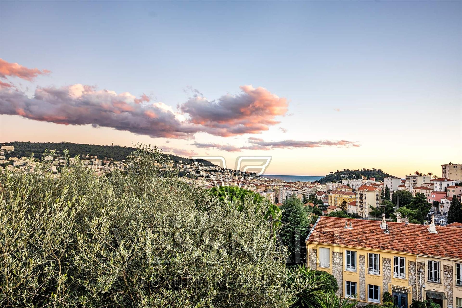 Splendid mansion on 3 floors with open views